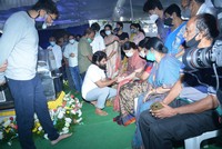 Allu Arjun Pays Last Respcets to Sirivennela Sitaramasastri